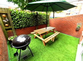 The Brum House with private garden, BBQ, 3 TVs with NETFLIX, Huge Lounge or Quadruple Bedroom plus 2 double bedrooms